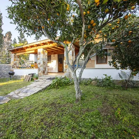 Invigorating Surrounded By Nature In בית נופש *